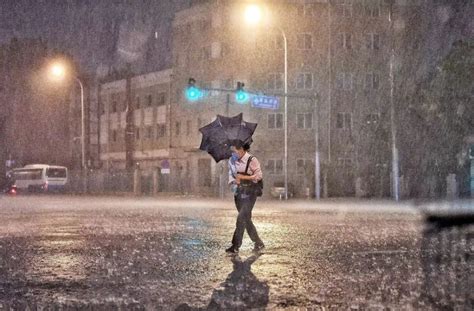 淋雨的人|【日知录】“因为自己淋过雨 所以总想替别人撑把伞”